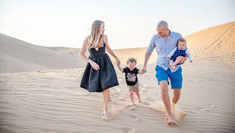 پدر و مادر با بچه یک ساله در صحرای دبی